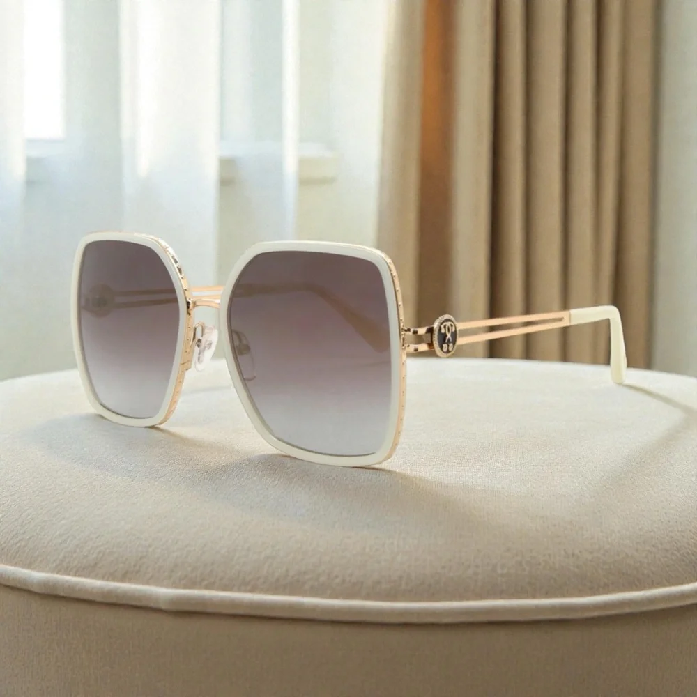 MOSCHINOGradient Gold Mirror Sunglasses
MOS096/S 05X2/JL 57 - Picture 4 of 15